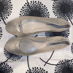 Vera Wang Lavender Off White with Gold Sheen Leather Flats in size 7.5